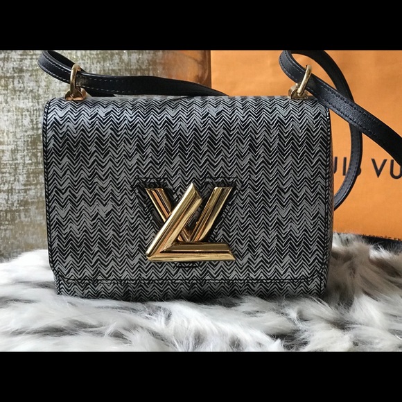 Limited Edition LV twist - Picture 4 of 7